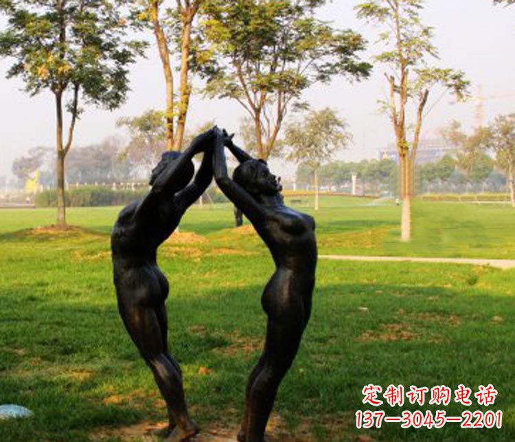 厦门背对背拉手的情侣公园人物铜雕