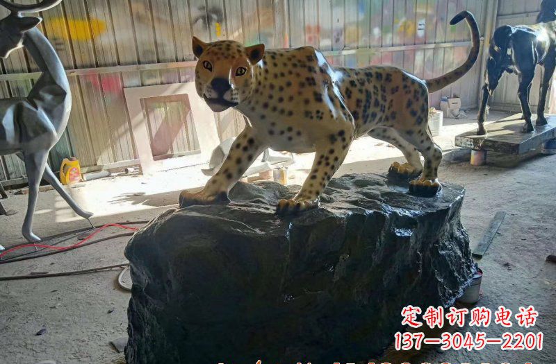 厦门玻璃钢豹子雕塑 (2)