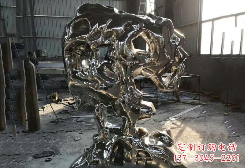 厦门太湖石雕塑不锈钢公园的镜面之美