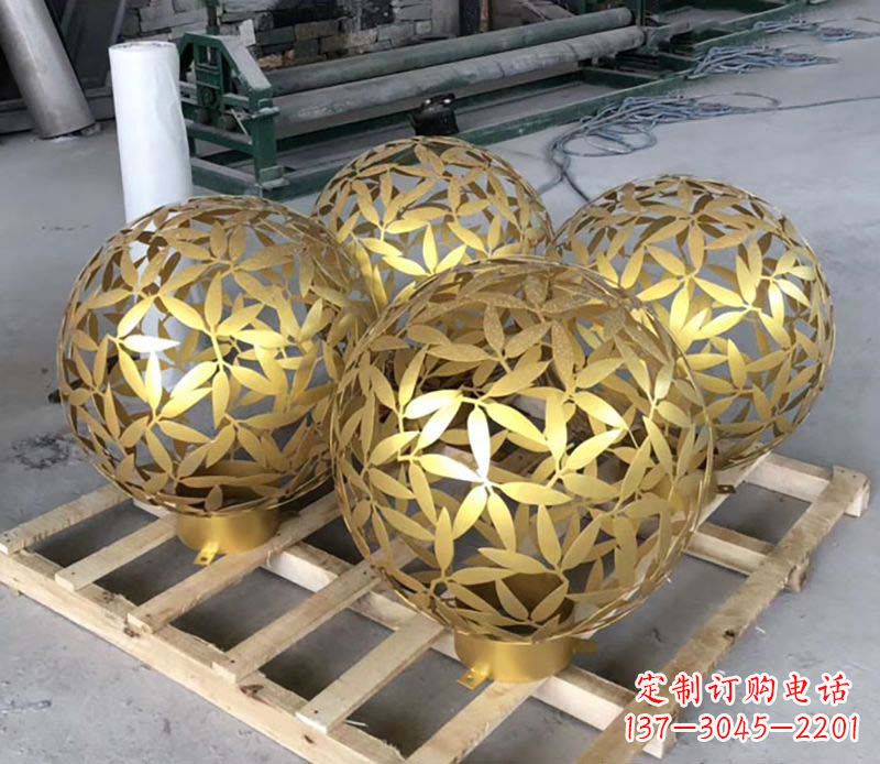 厦门不锈钢树叶镂空球的美妙景观