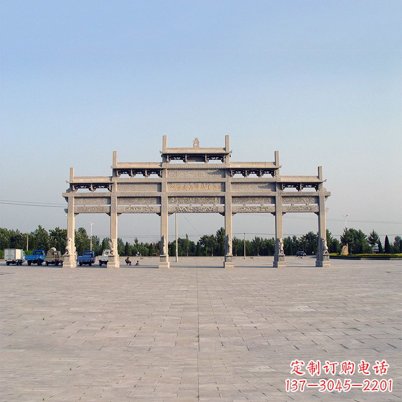 厦门精美石雕牌坊点缀城市广场