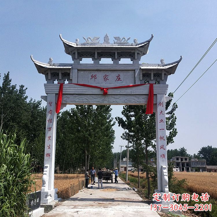 厦门古村落中的石牌坊雕塑