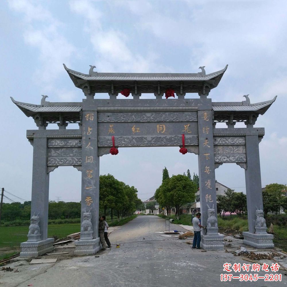 厦门青石三门牌坊雕塑传承中国古典文化