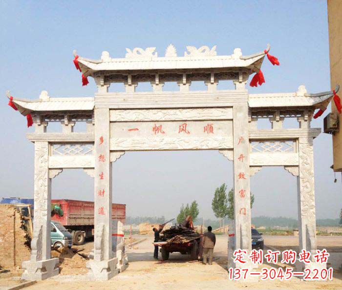厦门村庄大理石三门牌坊石雕。