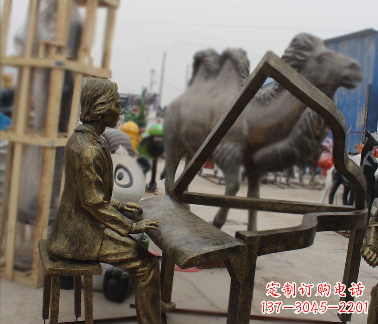 厦门弹抽象钢琴的人物铜雕