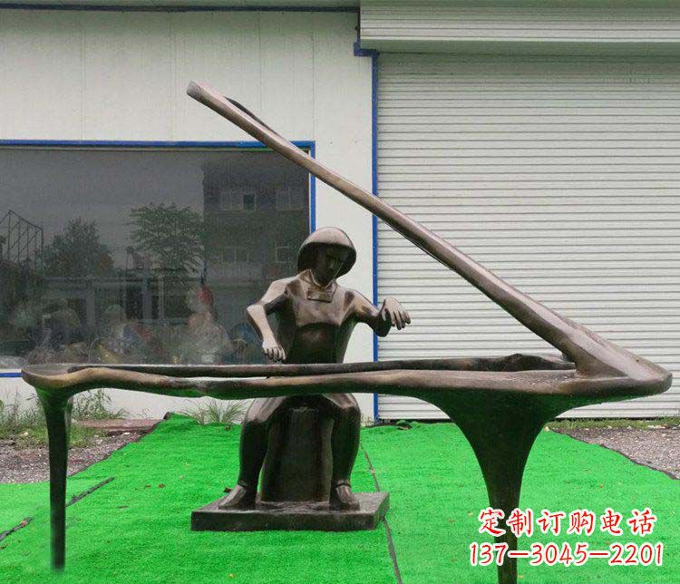 厦门公园弹钢琴的抽象人物小品铜雕