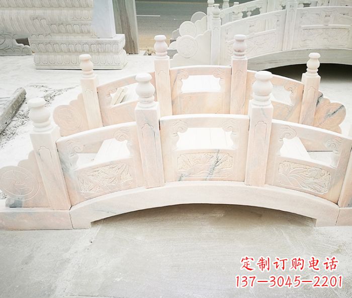 厦门红石拱桥雕塑——浪漫交织,美景永相伴