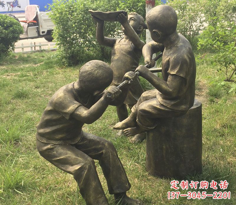 厦门公园玩水的儿童铜雕