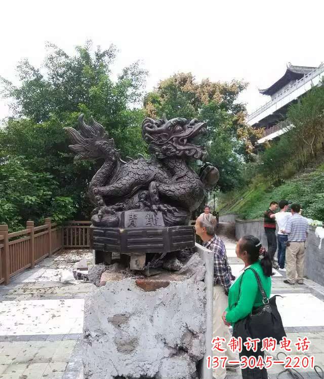 厦门青龙神兽雕塑，神态凝重，气势磅礴