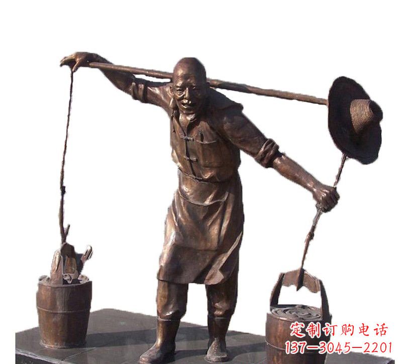 厦门挑扁担的老人铜雕