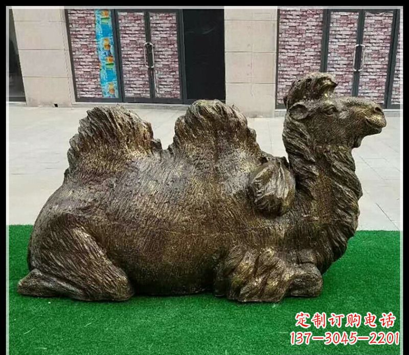 厦门卧在草地的骆驼铜雕