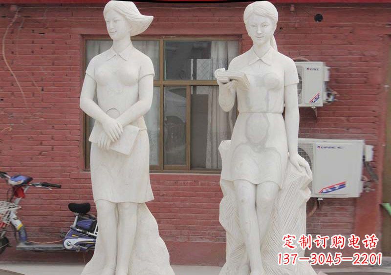 厦门校园拿书本的学生石雕