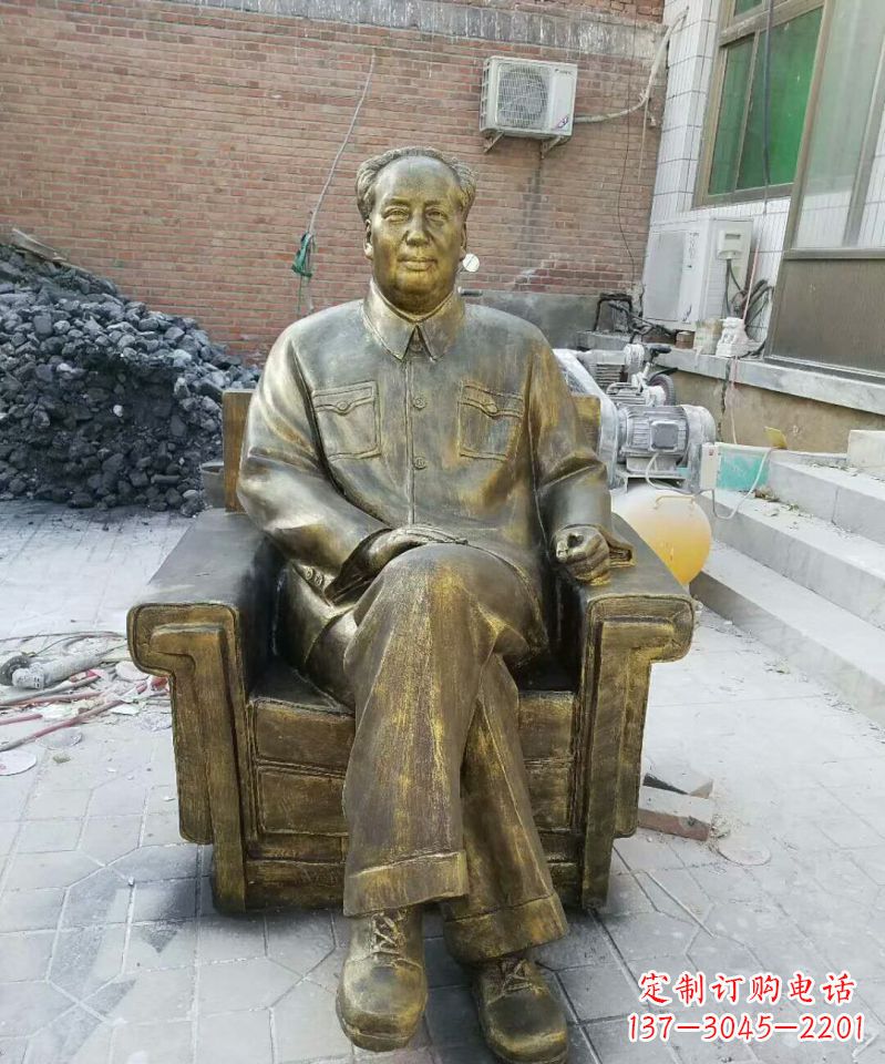 厦门坐沙发的毛主席铜雕